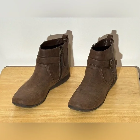 Easy Spirit Brown Ankle Boots with Side Zipper - Picture 2 of 6